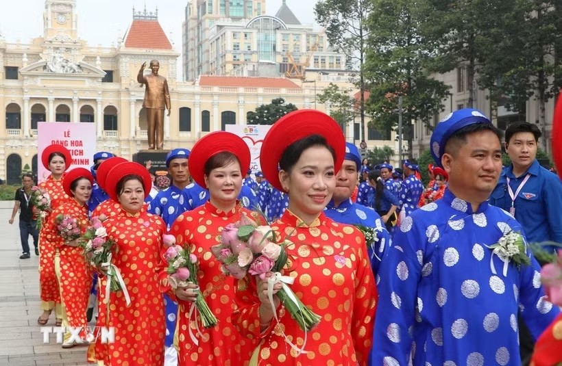 Các cặp đôi tham gia “Lễ cưới tập thể” năm 2026 tại Công viên Tượng đài Bác Hồ, phố đi bộ Nguyễn Huệ. (Ảnh: Thanh Vũ/TTXVN)
