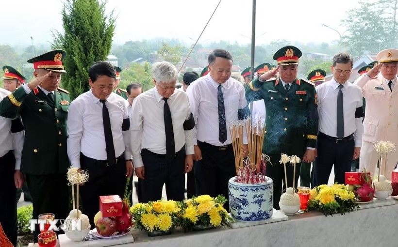 Phó Chủ tịch Thường trực Quốc hội Đỗ Văn Chiến (thứ 3, trái sang) cùng các đồng chí lãnh đạo dành phút mặc niệm bên phần mộ 93 hài cốt liệt sỹ được an táng, tưởng nhớ và tri ân các anh hùng liệt sỹ đã hy sinh vì Tổ quốc. (Ảnh: Đức Thọ/TTXVN)