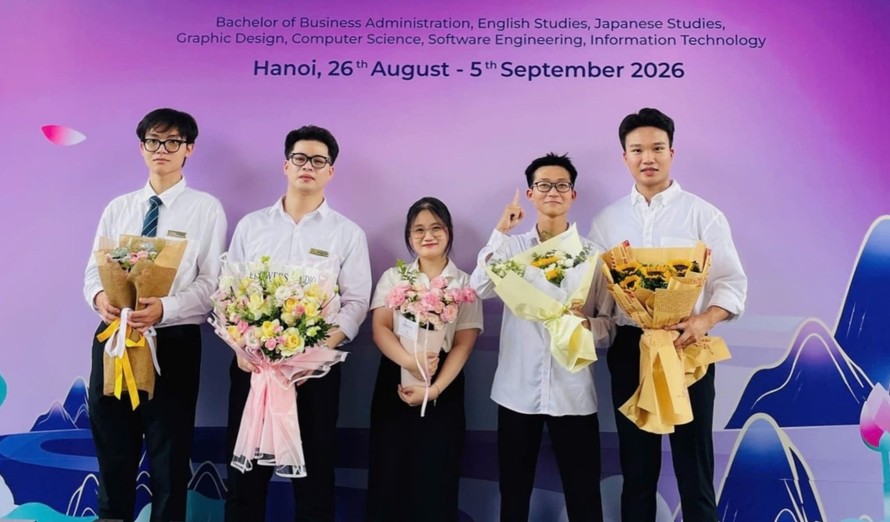 Sinh viên FPTU phát triển hệ thống điều phối kho thông minh, thử nghiệm trên xe tự hành thực tế