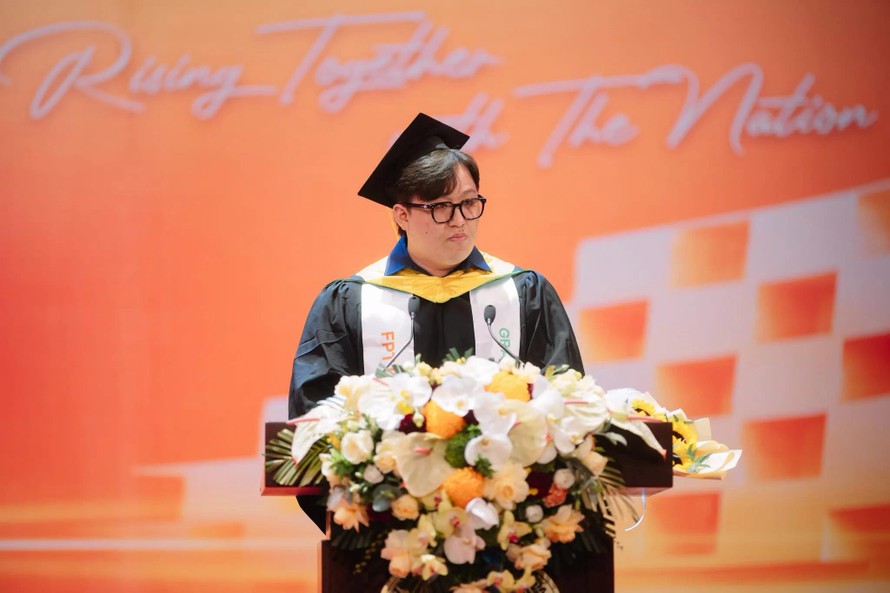 Việt Anh đại diện sinh viên phát biểu tại lễ tốt nghiệp Trường Đại học FPT. (Ảnh: FPTU)