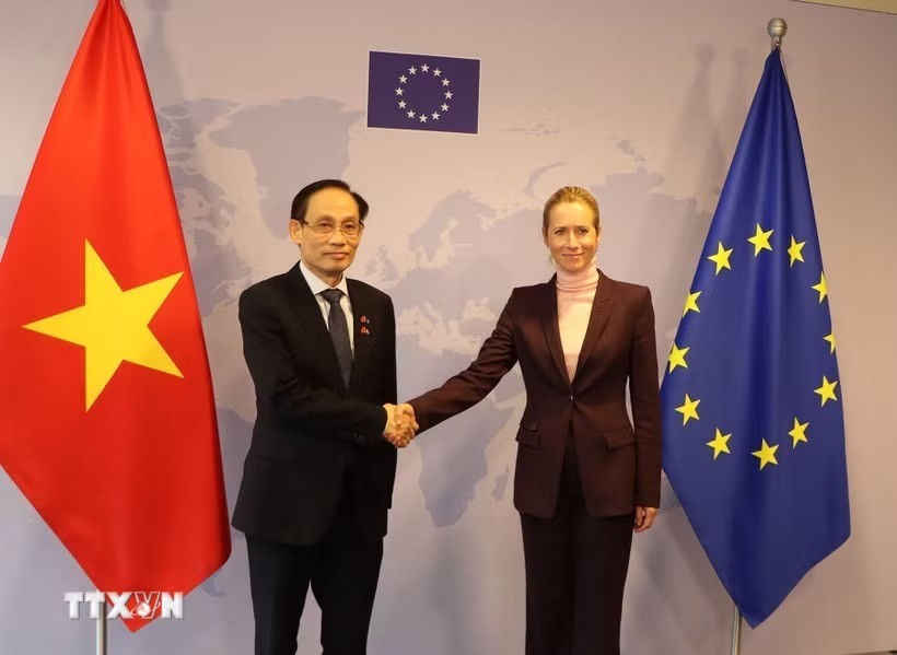 Bộ trưởng Ngoại giao Lê Hoài Trung và Đại diện cấp cao EU Kaja Kallas. (Ảnh: Duy Tùng/TTXVN)