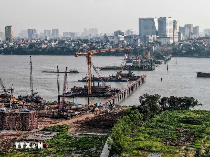 Công trường dự án xây dựng cầu Trần Hưng Đạo - công trình giao thông trọng điểm kết nối khu vực trung tâm với phía Đông thành phố. (Ảnh: Phạm Tuấn Anh/TTXVN)