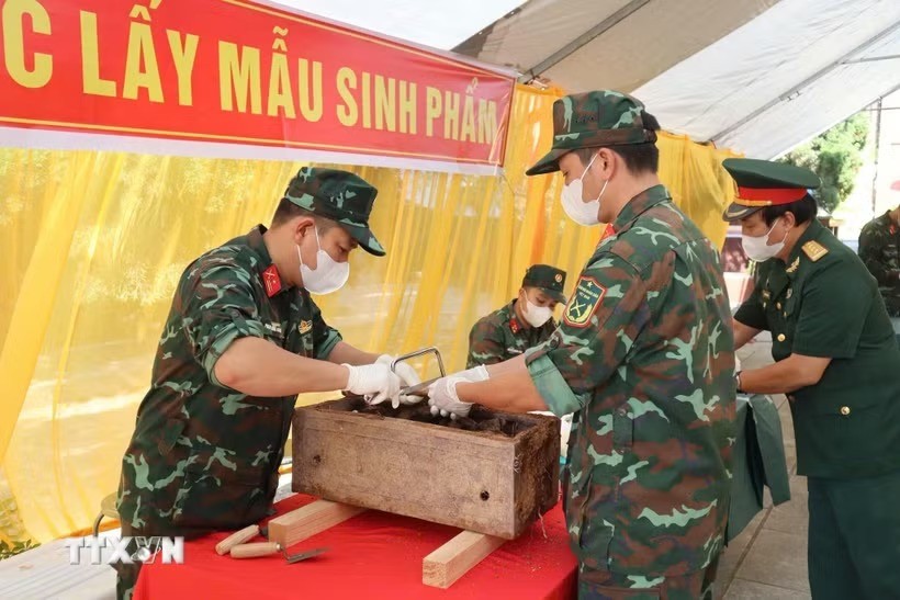 Các chiến sỹ Tổ lấy mẫu số 1, Bộ Chỉ huy Quân sự tỉnh Phú Thọ thực hiện công tác lấy mẫu hài cốt liệt sỹ giám định ADN tại Nghĩa trang Liệt sỹ Chiến dịch Trần Hưng Đạo, xã Bình Nguyên. (Ảnh: Nguyễn Thảo/TTXVN) 