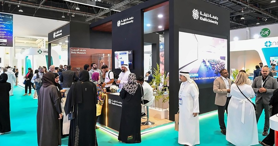 Khách tham quan trao đổi tại các gian hàng trong khu trưng bày Abu Dhabi Global Health Week 2025. Ảnh: dmg events