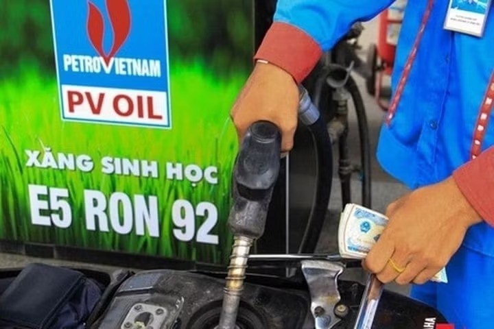 Từ 15 giờ hôm nay, giá xăng E5RON92 không cao hơn 25.361 đồng/lít (giảm 1.610 đồng/lít so với giá bán tối đa hiện hành). (Ảnh: Vietnam+)