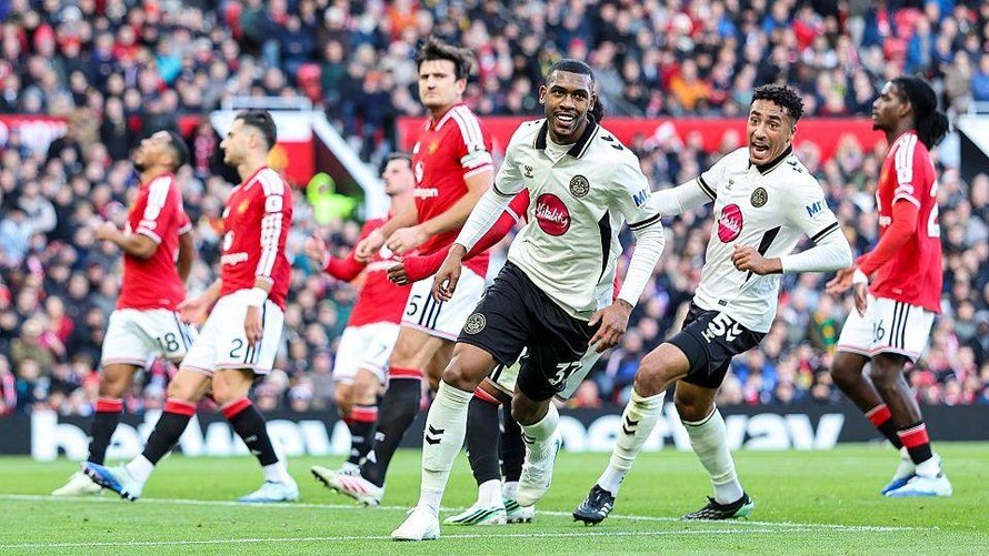 Chạm đáy thất vọng: Manchester United nhận thất bại 3-0 ngay tại Old Trafford