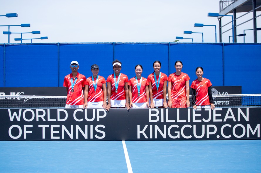 Đội tuyển quần vợt nữ Việt Nam chụp ảnh lưu niệm trên sân thi đấu Billie Jean King Cup.