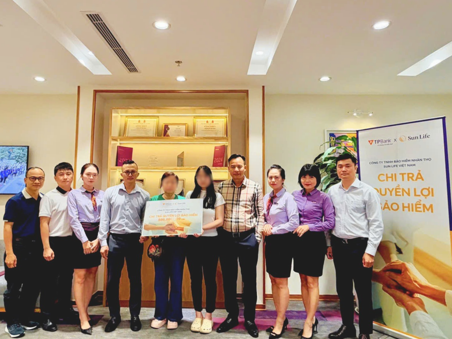 Đại diện Sun Life Việt Nam và TPBank thực hiện chi trả 800 triệu đồng quyền lợi bảo hiểm cho gia đình khách hàng tại TPBank Chi nhánh Hai Bà Trưng, Hà Nội. Khách hàng tham gia sản phẩm SUN – Vì Nhà Mình từ tháng 6/2026 với mức phí 15 triệu đồng/năm.