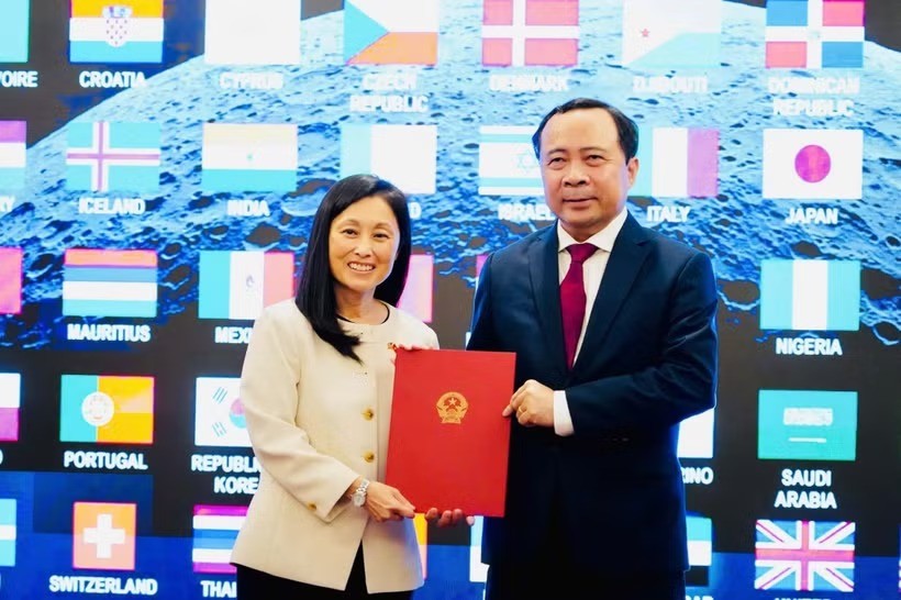 Bộ trưởng Khoa học và Công nghệ Vũ Hải Quân đại diện Việt Nam đã trao văn kiện tới Đại sứ Mỹ tại Việt Nam Jennifer Wicks. (Nguồn: Bộ Khoa học và Công nghệ cung cấp)