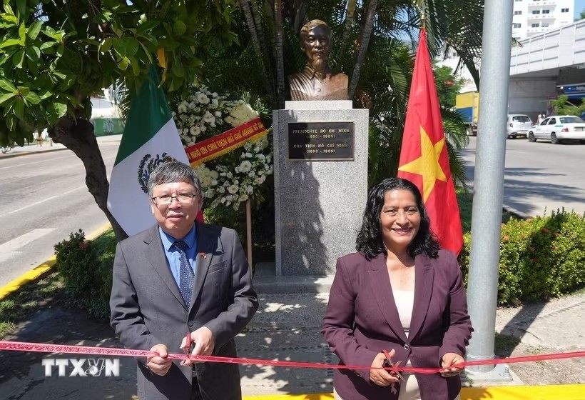 Đại sứ Việt Nam tại Mexico Nguyễn Văn Hải và Thị trưởng Acapulco Abelina López Rodríguez thực hiện nghi lễ cắt băng khánh thành công trình tôn tạo tượng Chủ tịch Hồ Chí Minh. (Ảnh: Phi Hùng/TTXVN)
