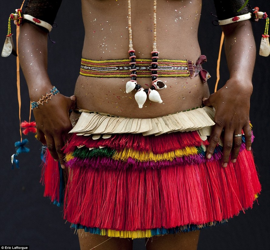 Lạ kỳ tập tục tự do ngoại tình tại đảo Tình yêu