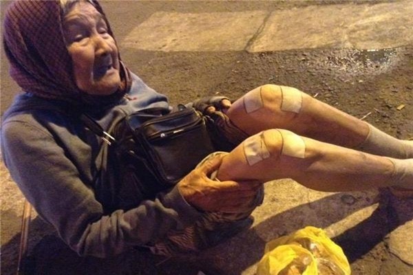 Cụ bà 90 tuổi vẫn bán vé số mưu sinh khiến cư dân mạng thổn thức