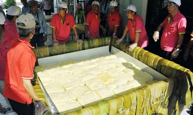 Cận cảnh màn gói chiếc bánh chưng “khủng” dâng Quốc Tổ