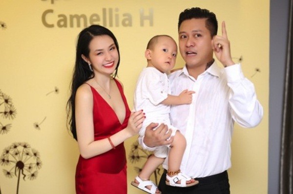 Tuấn Hưng bế con, tất bật phụ giúp vợ khai trương Spa