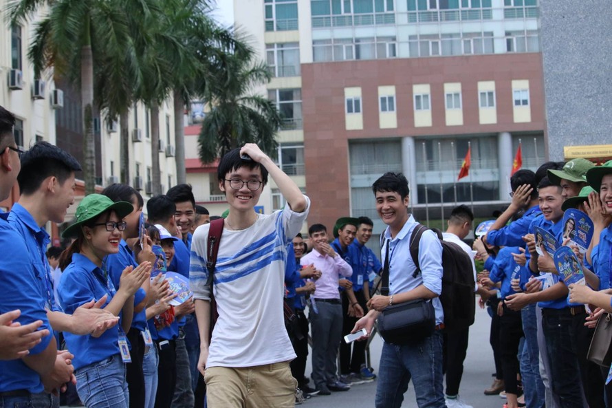 Sáng nay đã có hơn 900.000 thí sinh bắt đầu kỳ thi THPT quốc gia tại 2.100 điểm thi trên toàn quốc