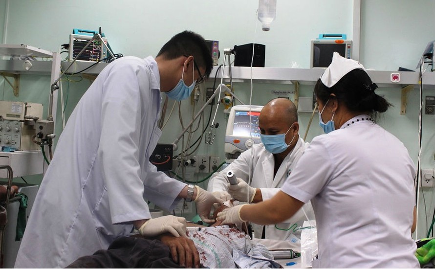 Bác sĩ cứu thanh niên bị đâm thấu ngực, rách màng tim