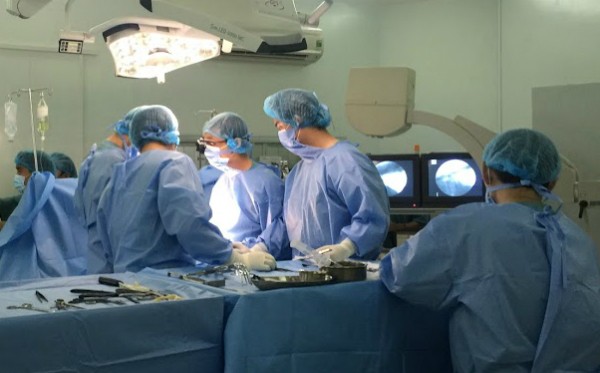 Người đàn ông ngủ võng bị mảnh kính rơi đâm thấu tim