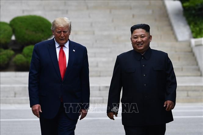 Tổng thống Mỹ Donald Trump (trái) và nhà lãnh đạo Triều Tiên Kim Jong-un trong cuộc gặp ở tại làng đình chiến Panmunjom ở biên giới liên Triều ngày 30/6/2019. Ảnh: AFP/TTXVN