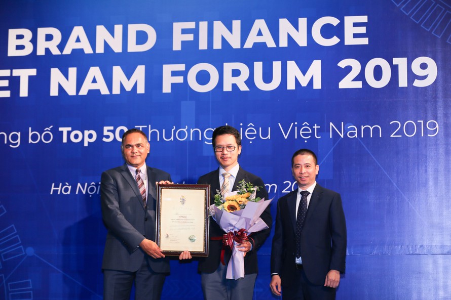 Ông Trần Tuấn Việt (giữa), Giám đốc Trung tâm Truyền thông và Tiếp thị, VPBank, tại lễ trao giấy chứng nhận xếp hạng TOP 50 thương hiệu mạnh Việt Nam 