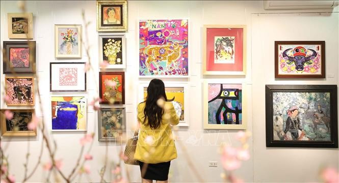 Tác phẩm được trưng bày tại triển lãm. Ảnh: Thanh Tùng/TTXVN