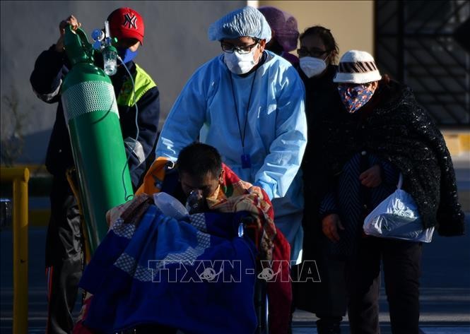 Điều trị cho bệnh nhân mắc COVID-19 tại bệnh viện ở Arequipa, Peru, ngày 23/7/2020. Ảnh: AFP/TTXVN