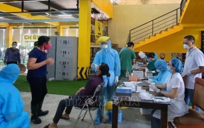 Hà Nội lấy mẫu xét nghiệm sàng lọc ca nhiễm SARS-CoV-2. Ảnh: TTXVN.
