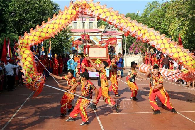 Múa Lân Sư Rồng chào mừng Lễ nghinh thần, rước sắc phong và bằng công nhận di tích từ mộ Thầy Thím về dinh Thầy Thím. Ảnh tư liệu: Nguyễn Thanh/TTXVN