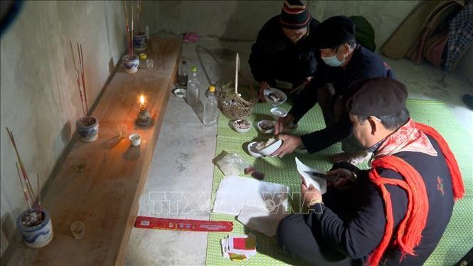 Những người cao tuổi, uy tín trong làng giúp trùm làng Bàn Văn Quang, xã Tân Tiến, huyện Yên Sơn, tỉnh Tuyên Quang làm lễ cầu làng.