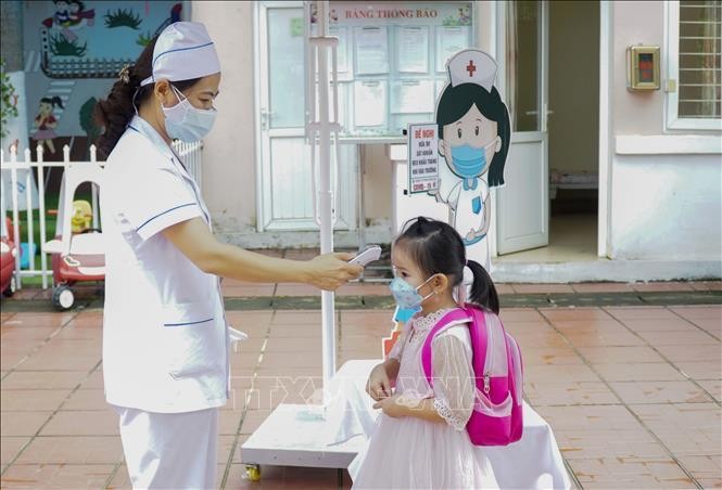 Đảm bảo an toàn phòng dịch cho trẻ khi đi học trở lại. Ảnh: TTXVN