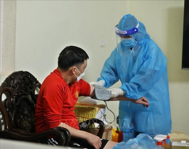 Theo dõi sức khỏe cho F0 điều trị tại nhà. Ảnh: TTXVN