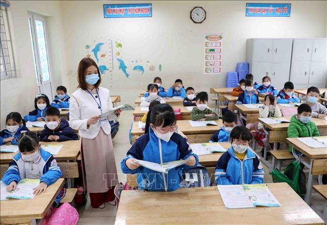 Có thể điều chỉnh việc đi học trực tiếp của học sinh khối lớp 1 đến lớp 6 các huyện sang hình thức học trực tuyến nhằm đảm bảo an toàn cho trẻ. Ảnh minh họa: Thanh Tùng/TTXVN