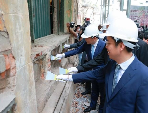 Đại biểu thực hiện nghi thức khởi công. (Ảnh: Thanh Tùng/TTXVN)