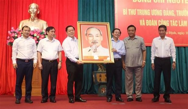 Ông Nguyễn Trọng Nghĩa, Bí thư Trung ương Đảng, Trưởng Ban Tuyên giáo Trung ương tặng ảnh chân dung Chủ tịch Hồ Chí Minh cho Đảng bộ và Nhân dân tỉnh Bình Định, ngày 18/4/2022. (Ảnh: Kha Phạm/TTXVN)