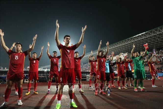 Các cầu thủ U23 Việt Nam cám ơn khán giả cổ vũ nhiệt tình cho đội tuyển trong trận đấu với U23 Myanmar trên sân Việt Trì (Phú Thọ) ngày 13/5/2022. Ảnh: Minh Quyết/ TTXVN