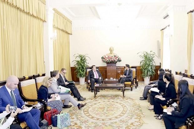 Trợ lý Bộ trưởng Đỗ Hùng Việt làm việc với Quốc vụ khanh Bộ Ngoại giao Ireland Colm Brophy. (Nguồn: Baoquocte.vn)