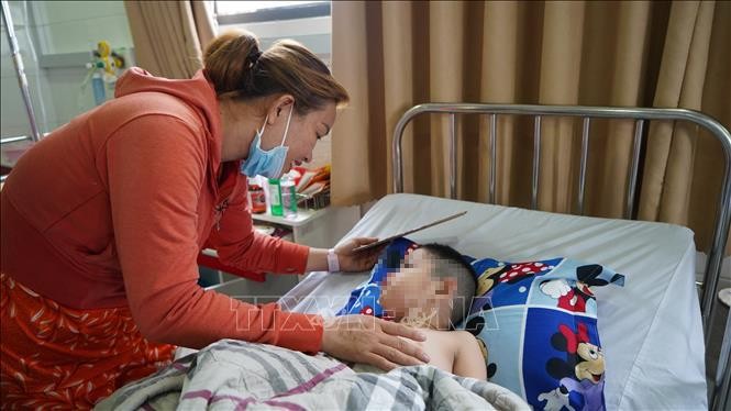 Bệnh nhi tỉnh táo sau can thiệp nội mạch lấy huyết khối. Ảnh: TTXVN phát