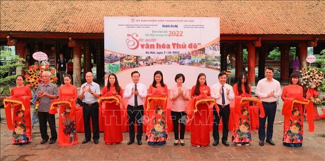 Cắt băng khai mạc triển lãm. Ảnh: Thanh Tùng/TTXVN