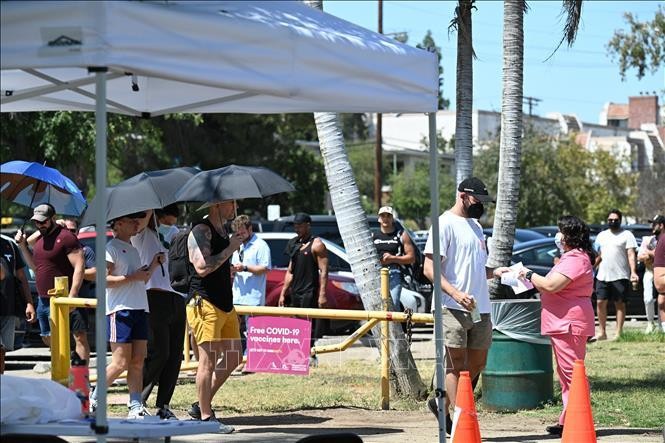 Người dân xếp hàng chờ tiêm vaccine phòng bệnh đậu mùa khỉ tại Los Angeles, California, Mỹ. Ảnh minh họa: AFP/TTXVN