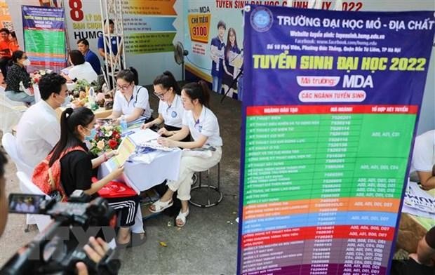 Thí sinh tham dự ngày hội tư vấn tuyển sinh đại học 2022. Ảnh: TTXVN