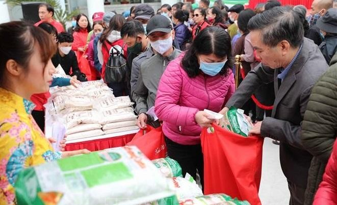 Hội Chữ thập đỏ thành phố tổ chức Chợ nhân đạo "Xuân yêu thương - Tết nghĩa tình” tại Trung tâm Văn hóa thông tin quận Thanh Xuân (Hà Nội). Ảnh (tư liệu) minh họa: Thanh Tùng/TTXVN