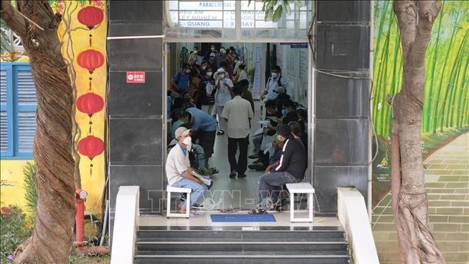 44 học sinh được đưa vào viện cấp cứu tại khoa nhi và khoa tổng hợp thần kinh, Bệnh viện Đa khoa tỉnh Khánh Hòa. Ảnh: Đặng Tuấn/TTXVN