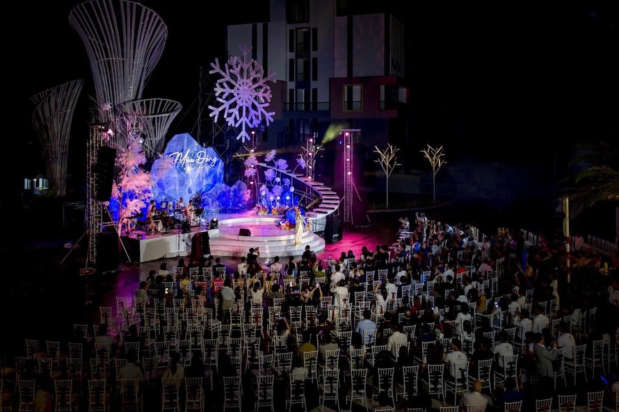 Hàng nghìn khán giả đã có mặt tại đô thị Meyhomes Capital Phú Quốc để thưởng thức show ca nhạc “Mùa Đông by Mey”