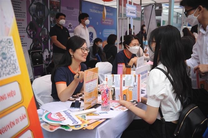 Nhiều thí sinh quan tâm đến ngành học mới trong đợt tư vấn tuyển sinh đại học 2022. Ảnh: TTXVN.