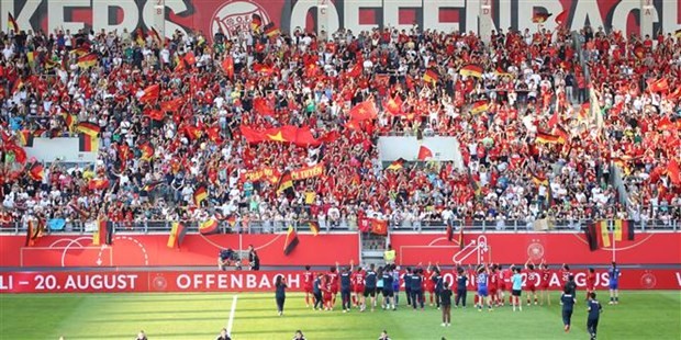 Các nữ tuyển thủ Việt Nam ra biên tri ân đông đảo khán giả tới cổ vũ. 