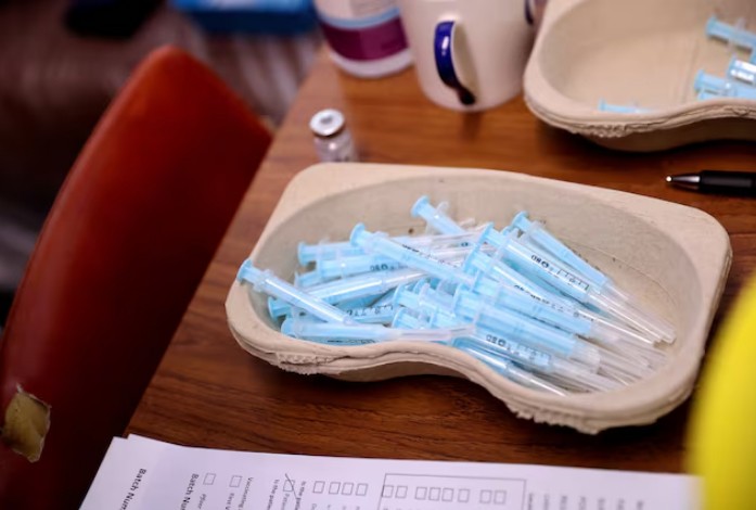 Các ống tiêm chứa các liều vaccine tăng cường COVID-19 được nhìn thấy trong bối cảnh đại dịch bệnh do virus corona gây ra, tại Trung tâm Cộng đồng Smallthorne ở Stoke-on-Trent, Anh, ngày 15/12/2021. Ảnh: Reuters