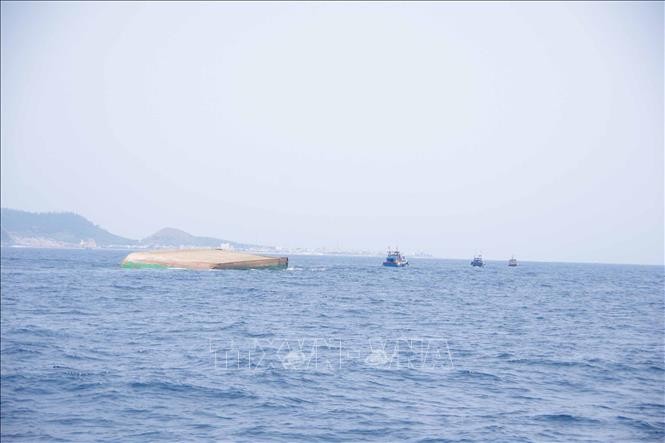 Hiện trường vụ chìm sà lan cách đảo Lý Sơn 4 hải lý. Ảnh: TTXVN phát
