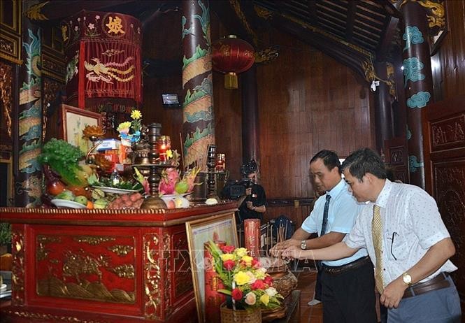 Đại biểu dâng hương tại Lễ hội. Ảnh: TTXVN phát