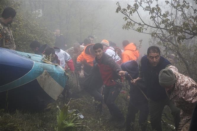 Lực lượng cứu hộ làm nhiệm vụ tại hiện trường vụ tai nạn trực thăng chở Tổng thống Iran Ebrahim Raisi ở tỉnh Đông Azerbaijan, ngày 20/5/2024. Ảnh: THX/TTXVN