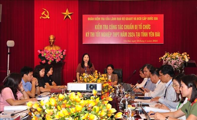 Đoàn kiểm tra công tác chuẩn bị cho kỳ thi tốt nghiệp THPT năm 2024 tại trường THPT Lê Quý Đôn (Trấn Yên, Yên Bái). Ảnh: TTXVN phát