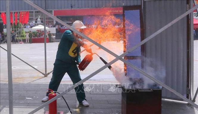Phần thi thực hành dập lửa, cứu người trong đám cháy. Ảnh minh họa: Minh Thu/TTXVN